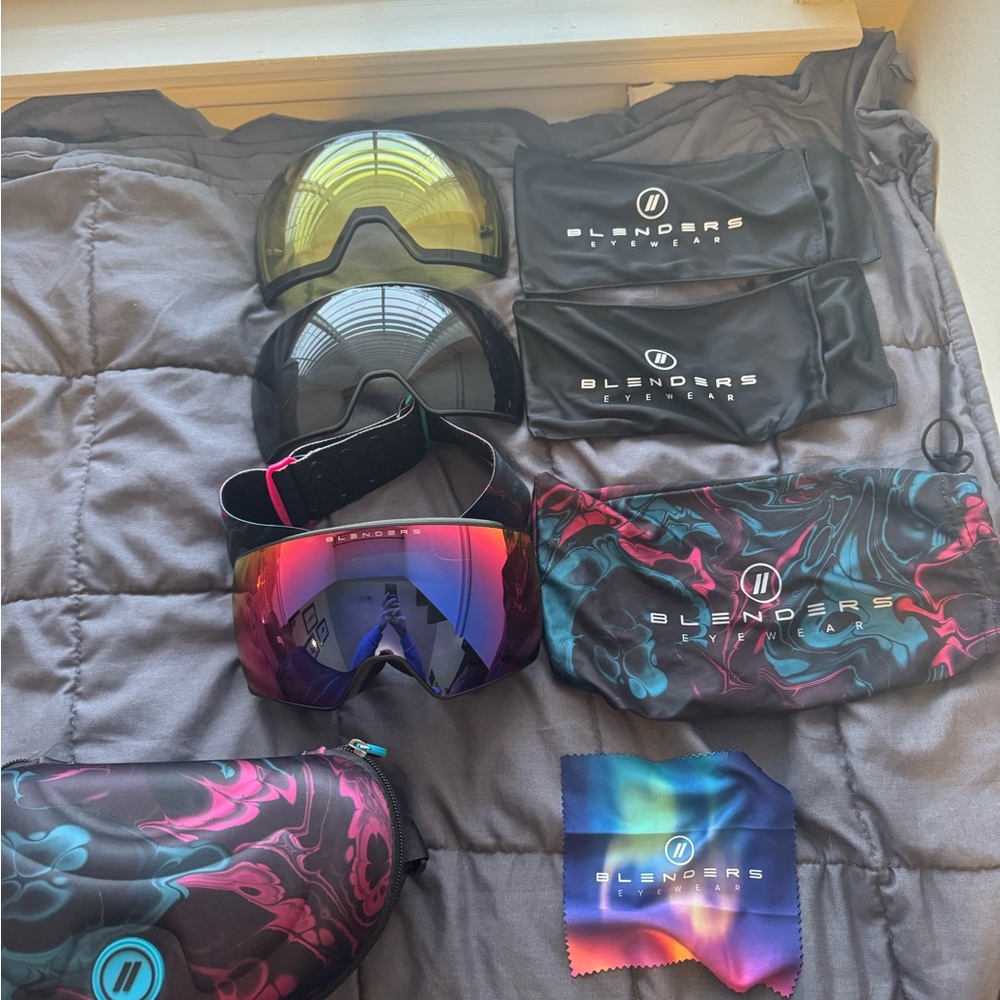blenders snow goggles- Refurbished- LIMITED EDITION! with two extra lenses